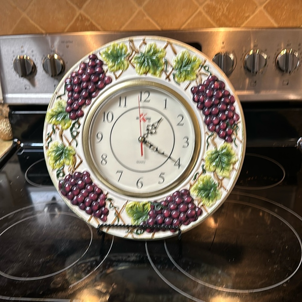 Grape and vine, decorative clock
